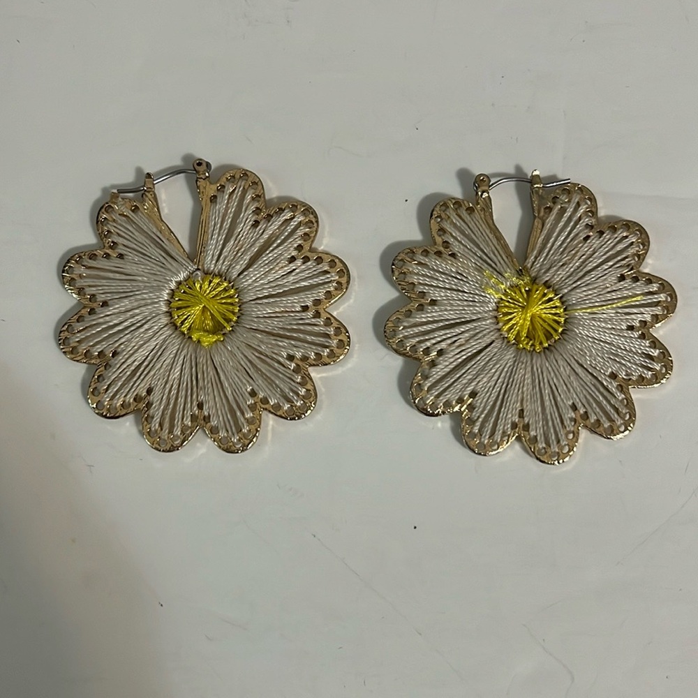 Dangling earrings floral daisy shape white yellow retro boho hippo 70’s 80’s Y2K - Picture 5 of 11